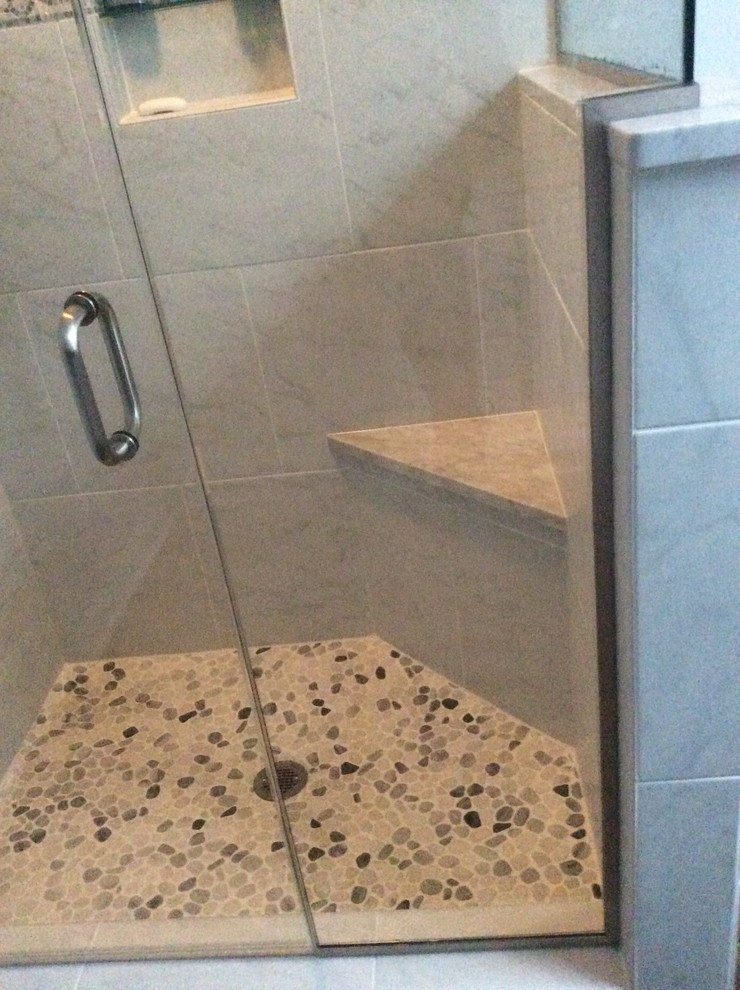 Modelo de cuarto de baño principal costero de tamaño medio con baldosas y/o azulejos blancos, losas de piedra y suelo de baldosas tipo guijarro