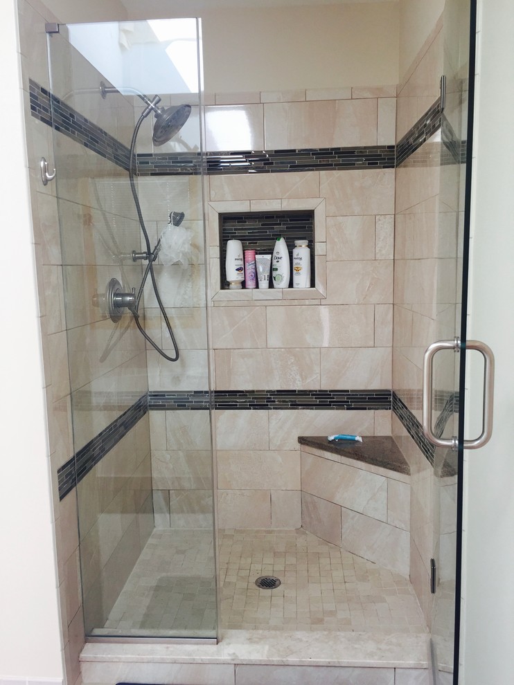 Idéer för ett mellanstort modernt badrum, med en dusch i en alkov, beige kakel, stenkakel, beiget golv och dusch med gångjärnsdörr