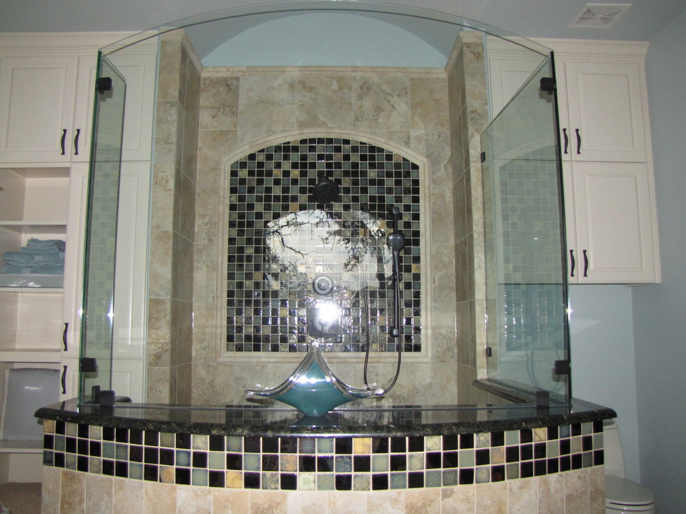 На фото: большая главная ванная комната в стиле неоклассика (современная классика) с фасадами с выступающей филенкой, белыми фасадами, столешницей из гранита, душем в нише, разноцветной плиткой и синими стенами с