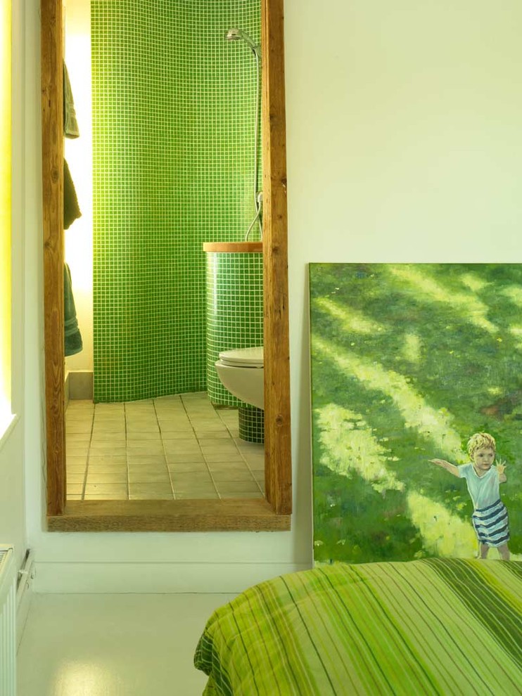 Diseño de cuarto de baño contemporáneo con baldosas y/o azulejos verdes y baldosas y/o azulejos en mosaico