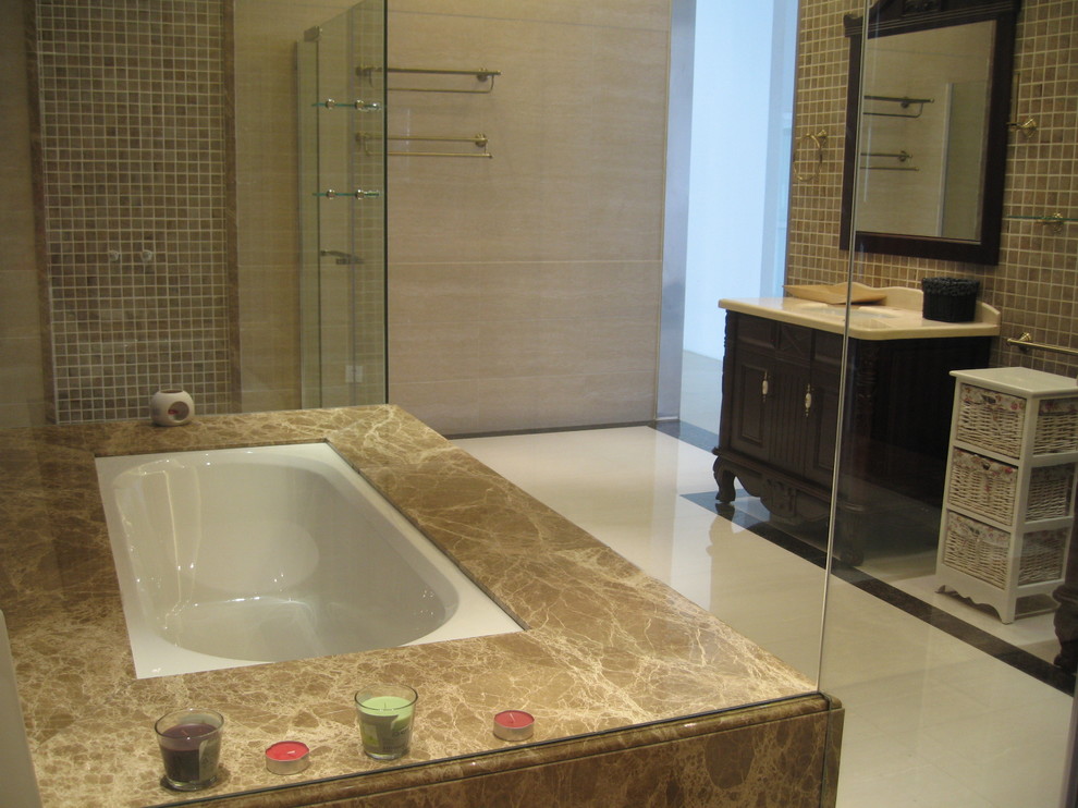 На фото: большая ванная комната в современном стиле с подвесной раковиной, стеклянными фасадами, белыми фасадами, столешницей из плитки, отдельно стоящей ванной, душем над ванной, биде, коричневой плиткой, каменной плиткой и серыми стенами