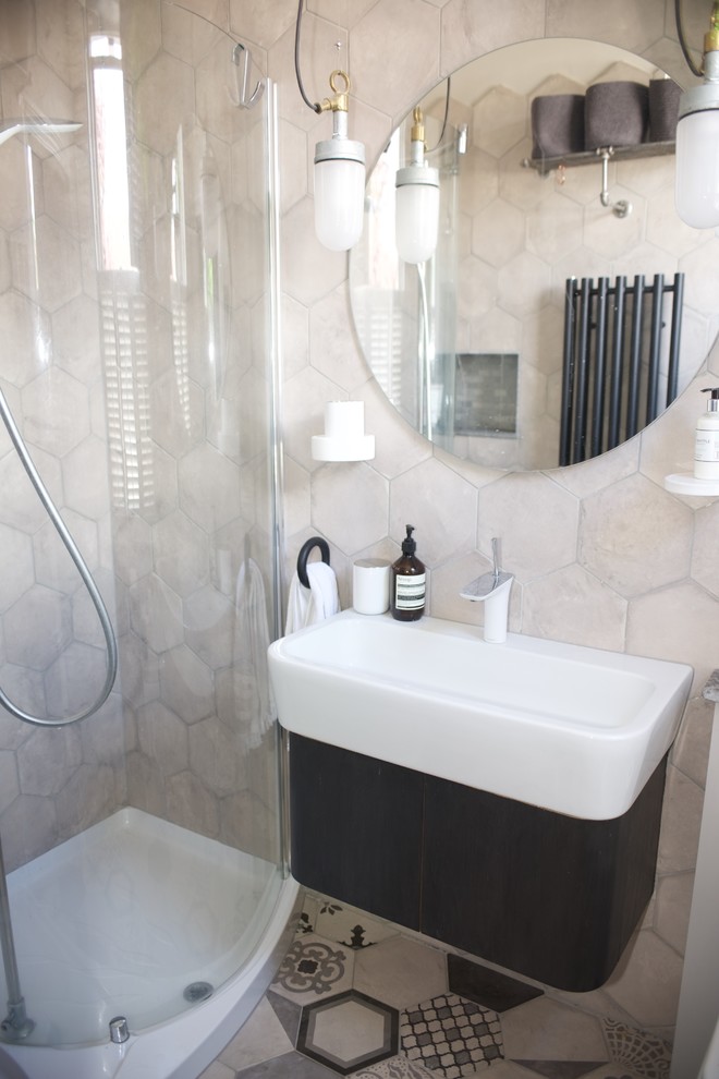 Idéer för små industriella en-suite badrum, med svarta skåp, en öppen dusch, en toalettstol med hel cisternkåpa, grå kakel, porslinskakel, grå väggar, klinkergolv i porslin, ett väggmonterat handfat och flerfärgat golv