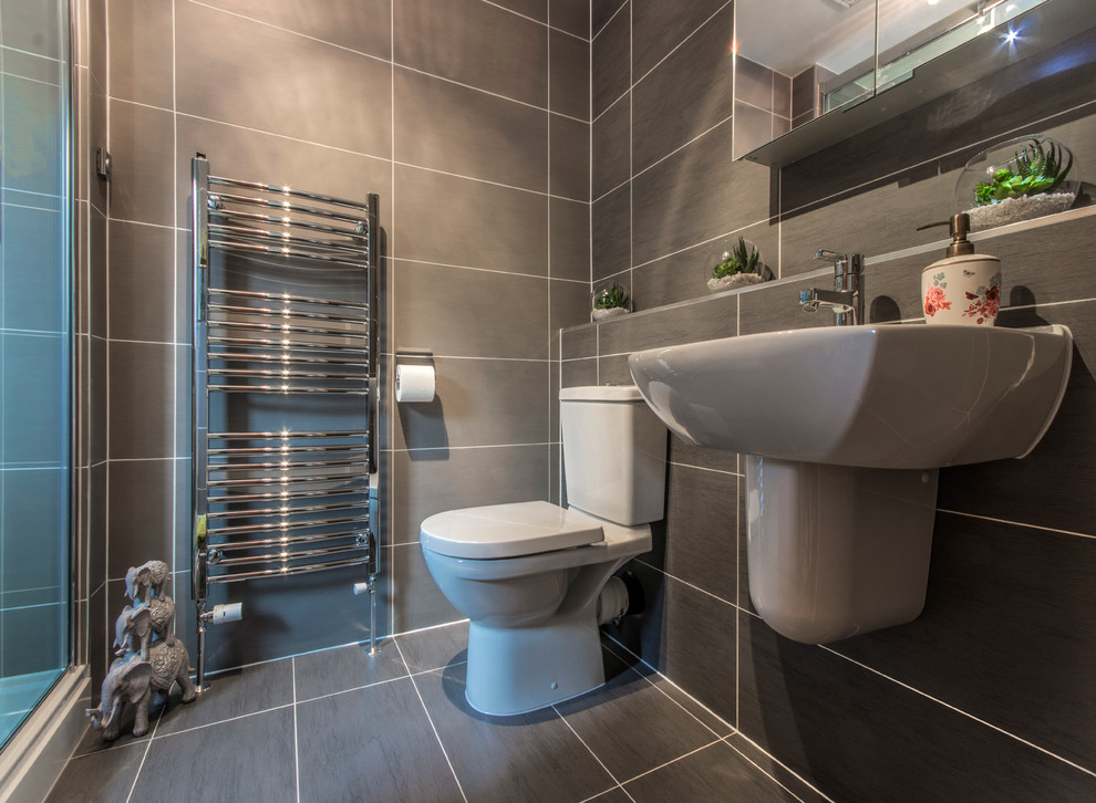 Idéer för ett litet modernt badrum med dusch, med en vägghängd toalettstol, grå kakel och klinkergolv i keramik