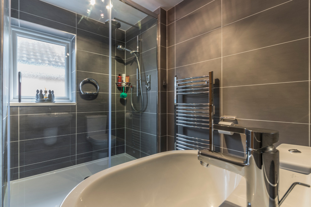 Idee per una piccola stanza da bagno con doccia contemporanea con WC sospeso, piastrelle grigie e pavimento con piastrelle in ceramica