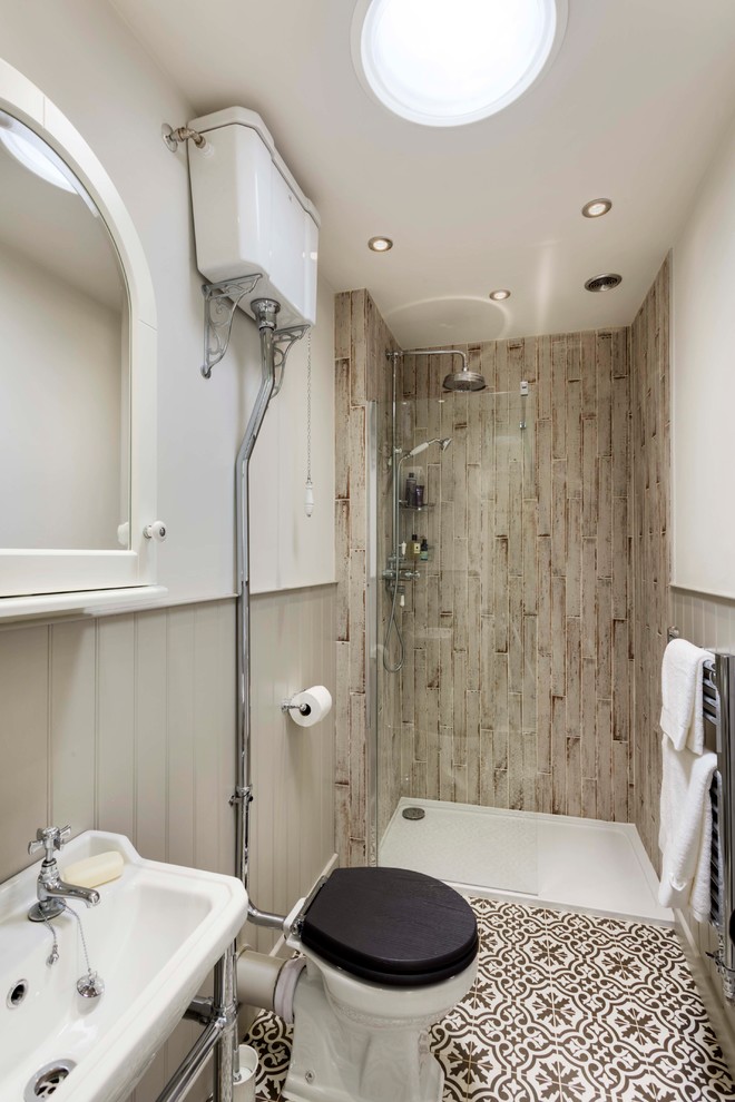 Идея дизайна: маленькая ванная комната в классическом стиле с раздельным унитазом, полом из керамической плитки, консольной раковиной, душем в нише, разноцветными стенами, душевой кабиной, разноцветным полом и открытым душем для на участке и в саду