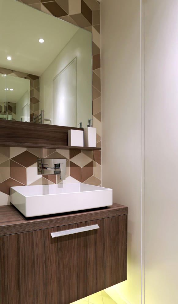 Réalisation d'une petite salle d'eau design en bois brun avec un placard à porte plane, un carrelage beige, des carreaux de porcelaine, un mur marron, une vasque et un plan de toilette en bois.