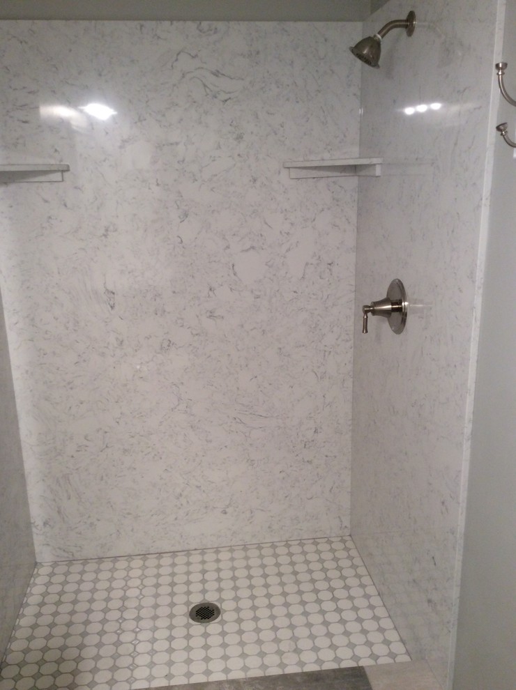 Пример оригинального дизайна: маленькая ванная комната в стиле неоклассика (современная классика) с угловым душем, серой плиткой, белой плиткой, мраморной плиткой, серыми стенами, полом из винила, душевой кабиной, серым полом и открытым душем для на участке и в саду