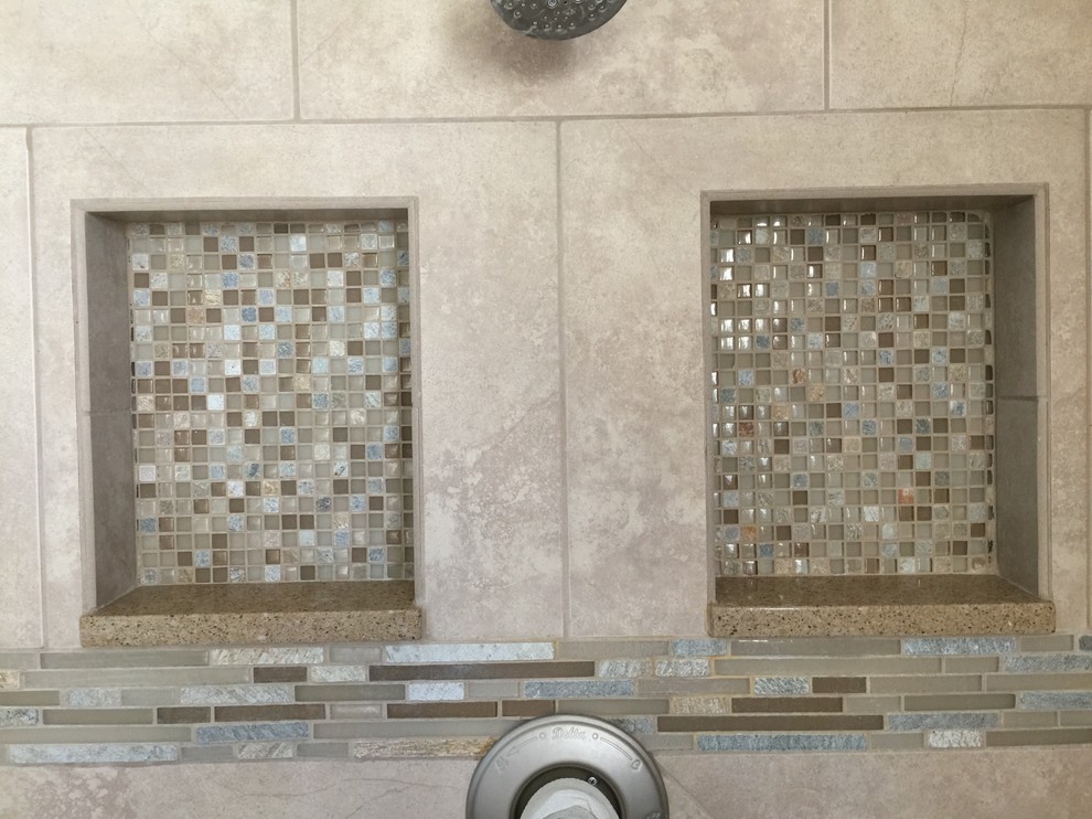Idee per una stanza da bagno padronale tradizionale di medie dimensioni con lavabo sottopiano, top in quarzo composito, doccia ad angolo, piastrelle beige, piastrelle in pietra, pareti grigie e pavimento con piastrelle in ceramica