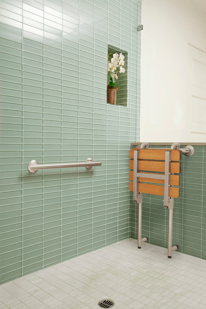 Идея дизайна: большая ванная комната в современном стиле с открытым душем и зеленой плиткой