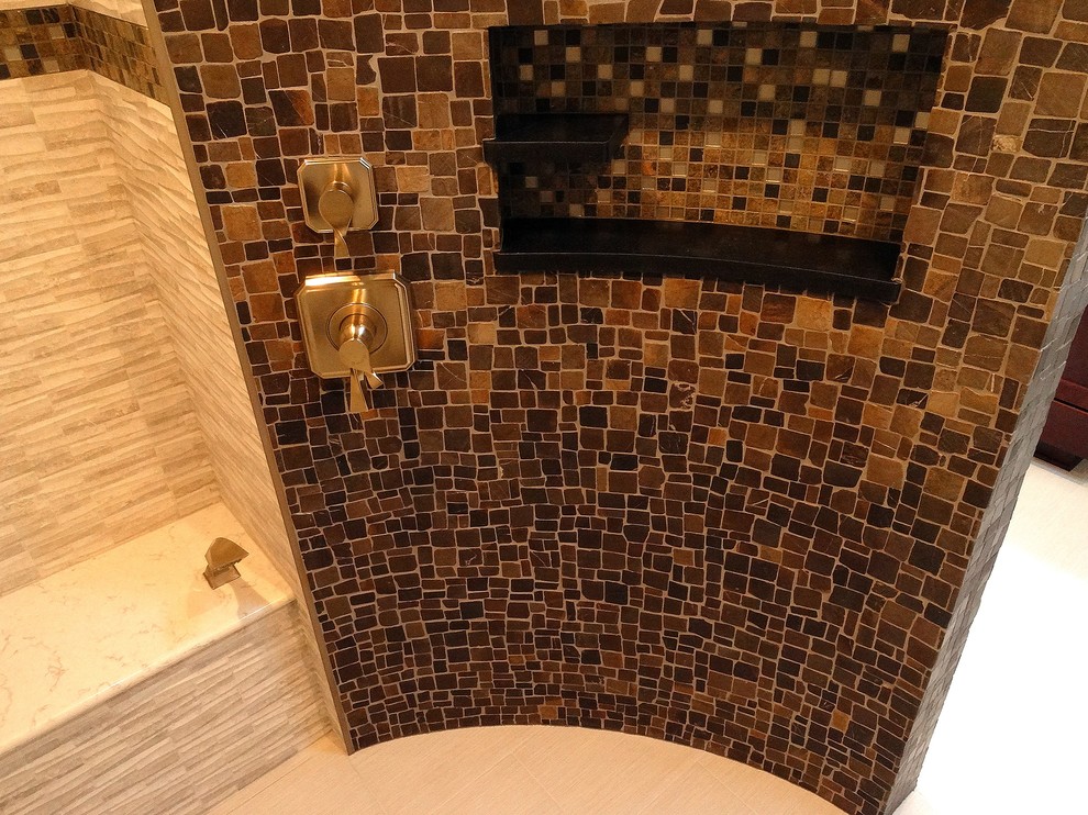 На фото: большая главная ванная комната с открытым душем, разноцветной плиткой, стеклянной плиткой, полом из керамической плитки, столешницей из гранита, бежевым полом и открытым душем с