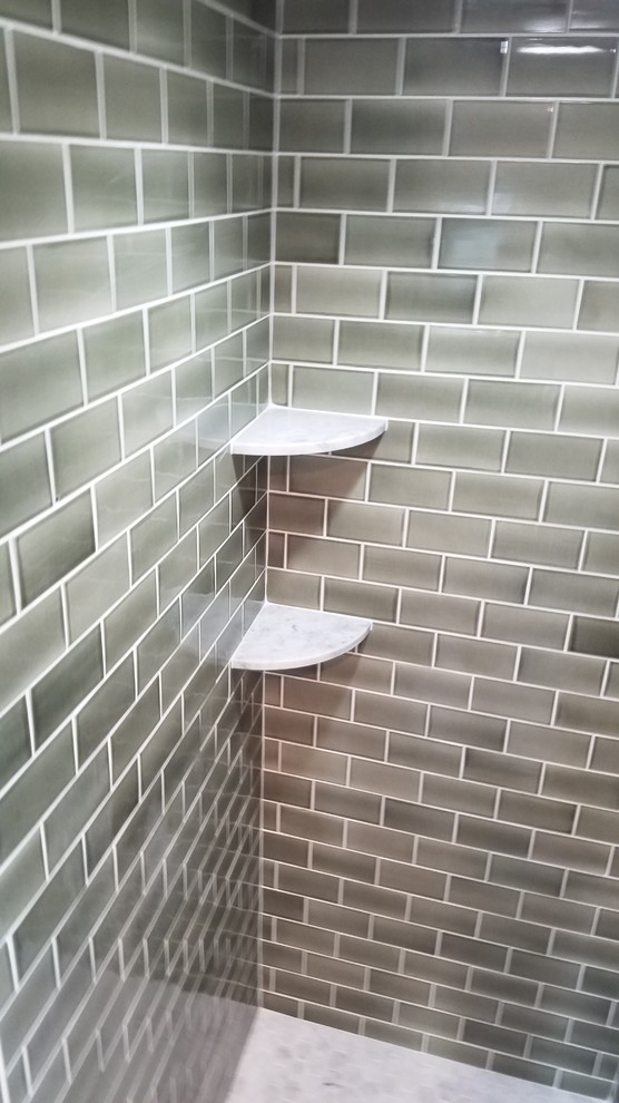 На фото: большая главная ванная комната в классическом стиле с душем в нише, зеленой плиткой, керамической плиткой, зелеными стенами, мраморным полом, белым полом и открытым душем