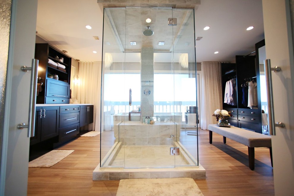 Immagine di un'ampia stanza da bagno design
