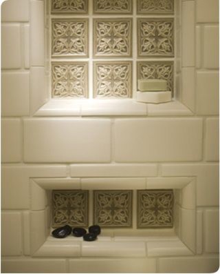 Ispirazione per una stanza da bagno chic con vasca ad angolo, piastrelle multicolore, piastrelle in ceramica e pareti multicolore