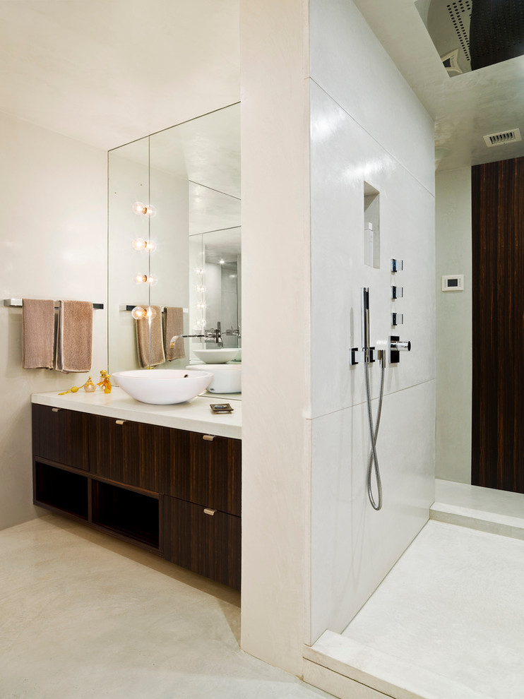 Idéer för ett modernt badrum, med ett fristående handfat