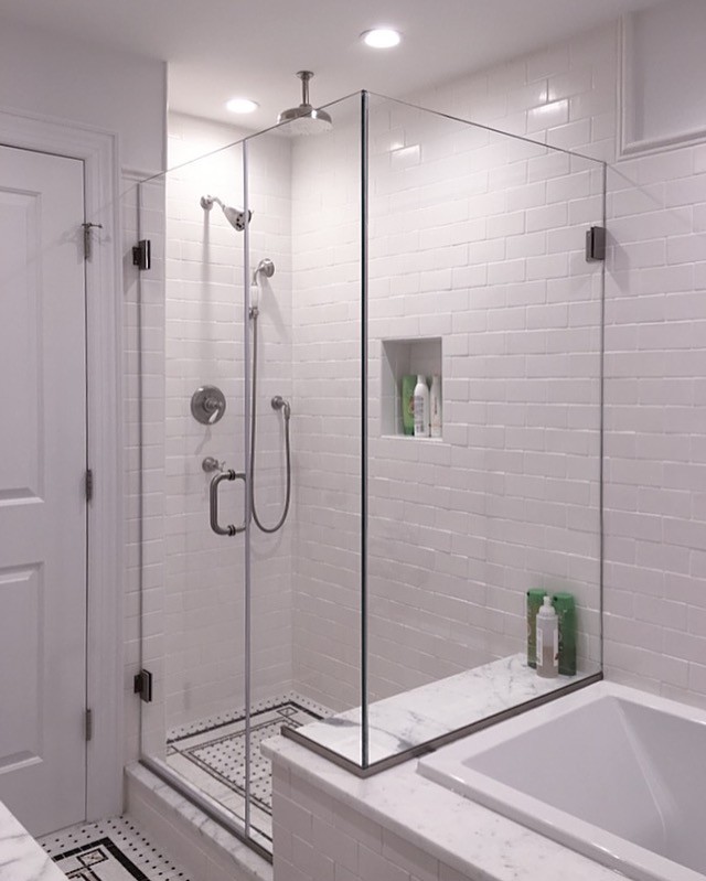 Imagen de cuarto de baño principal tradicional grande con baldosas y/o azulejos blancos, baldosas y/o azulejos de cerámica, suelo con mosaicos de baldosas y encimera de mármol
