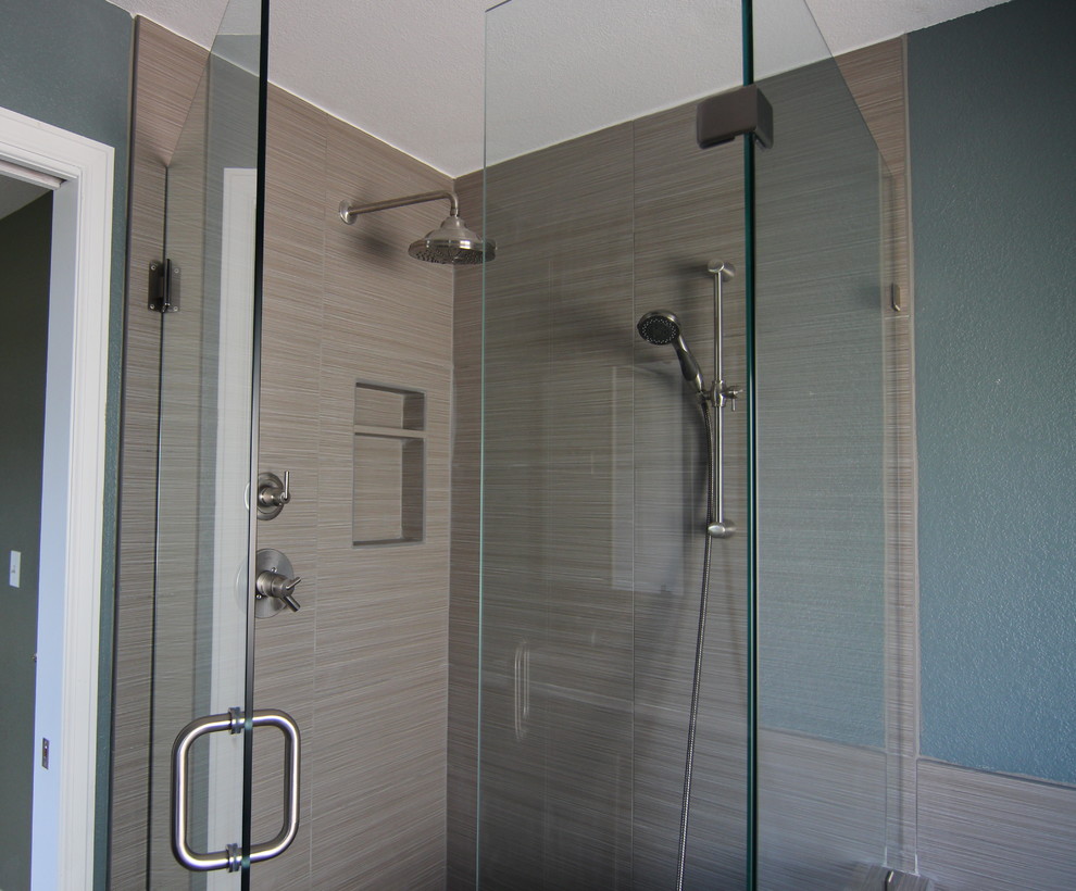 Inspiration pour une petite salle de bain principale design avec un placard à porte plane, une douche d'angle, un carrelage gris, des carreaux de céramique et un mur bleu.