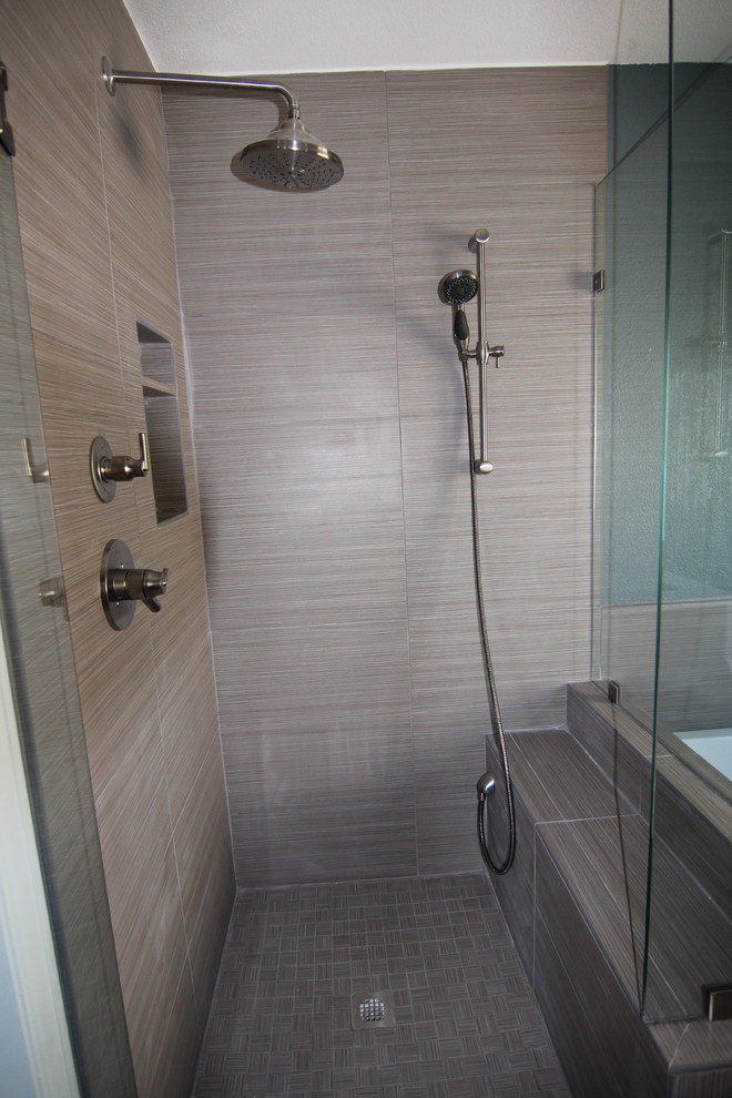 На фото: маленькая главная ванная комната в современном стиле с угловым душем, серой плиткой, керамической плиткой, синими стенами и полом из керамической плитки для на участке и в саду с