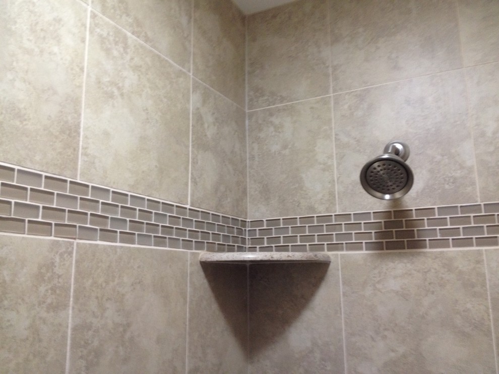 Bild på ett funkis en-suite badrum, med beige kakel, porslinskakel, en dusch i en alkov och klinkergolv i porslin