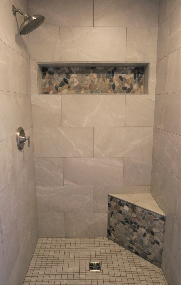 Ispirazione per una stanza da bagno padronale rustica di medie dimensioni con doccia alcova, piastrelle di ciottoli, pareti beige, pavimento in gres porcellanato, doccia con tenda, piastrelle grigie e pavimento grigio