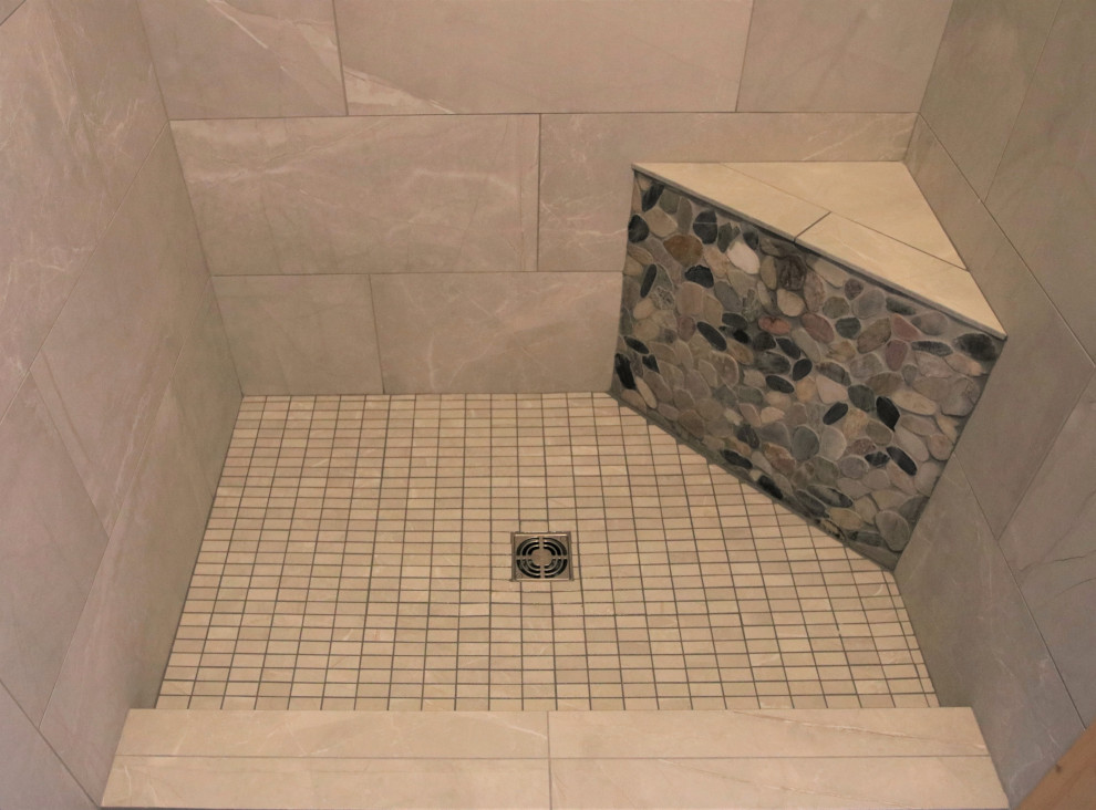 На фото: главная ванная комната среднего размера в стиле рустика с душем в нише, галечной плиткой, полом из керамогранита, шторкой для ванной, серой плиткой и серым полом