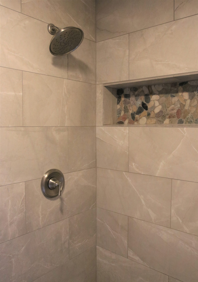 Idee per una stanza da bagno padronale stile rurale di medie dimensioni con doccia alcova, piastrelle di ciottoli, pareti beige, pavimento in gres porcellanato, doccia con tenda, piastrelle grigie e pavimento grigio