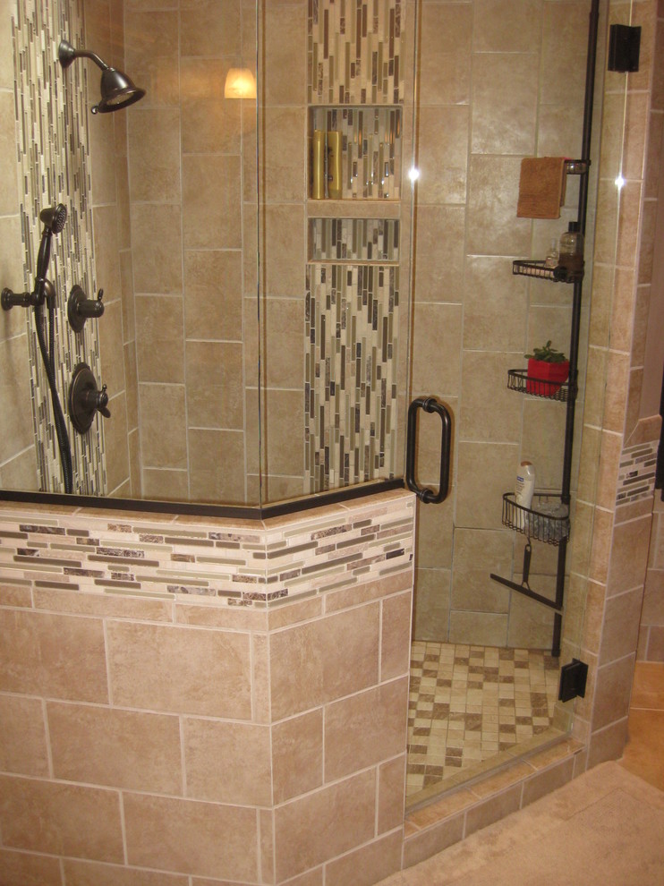 Diseño de cuarto de baño principal contemporáneo grande con lavabo integrado, ducha esquinera, baldosas y/o azulejos beige, baldosas y/o azulejos de vidrio y paredes blancas