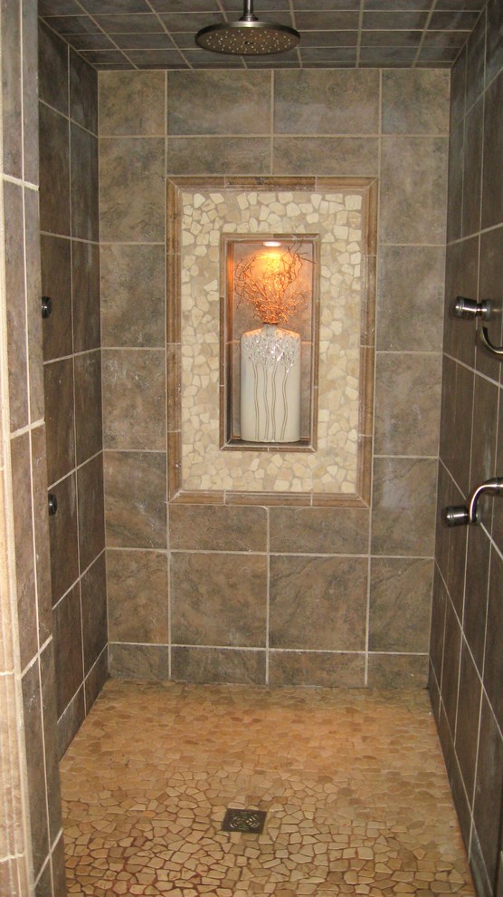 Inspiration för mellanstora medelhavsstil badrum med dusch, med luckor med upphöjd panel, skåp i mörkt trä, ett platsbyggt badkar, en öppen dusch, en toalettstol med hel cisternkåpa, beige kakel, stenkakel, beige väggar, klinkergolv i keramik, ett nedsänkt handfat och kaklad bänkskiva