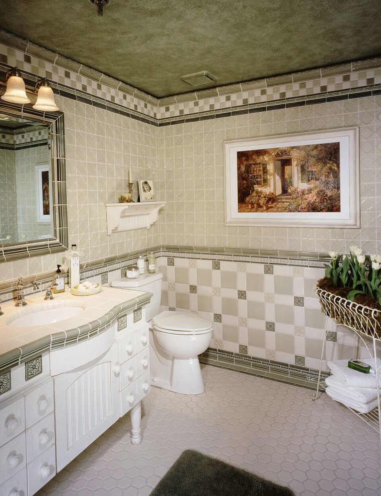 Idéer för att renovera ett mellanstort eklektiskt badrum, med luckor med infälld panel, vita skåp, en toalettstol med separat cisternkåpa, beige kakel, keramikplattor, beige väggar, ett undermonterad handfat och kaklad bänkskiva