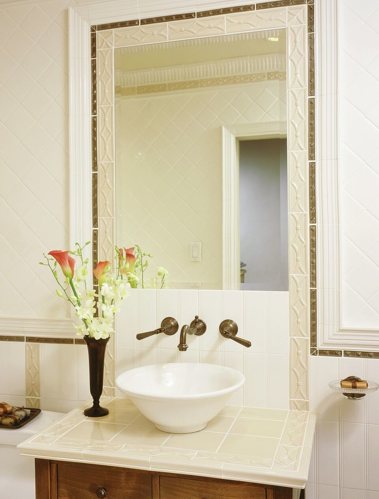 Пример оригинального дизайна: ванная комната среднего размера в стиле неоклассика (современная классика) с плоскими фасадами, темными деревянными фасадами, бежевой плиткой, бежевыми стенами, настольной раковиной и столешницей из плитки