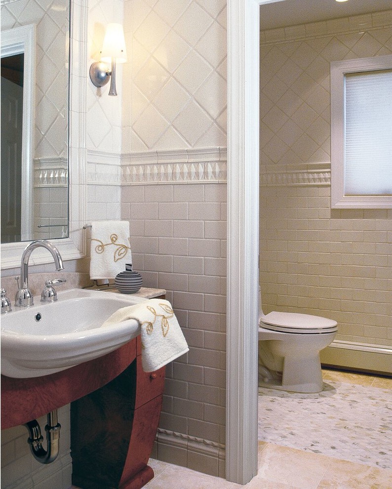 Inspiration pour une salle de bain traditionnelle en bois foncé de taille moyenne avec un placard à porte plane, un carrelage beige, un mur beige, une vasque et un plan de toilette en carrelage.