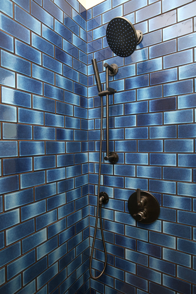 Cette image montre une petite salle d'eau bohème en bois vieilli avec un placard en trompe-l'oeil, un sol en carrelage de porcelaine, une vasque, un sol gris, une douche à l'italienne, un carrelage bleu, un mur gris et une cabine de douche à porte battante.