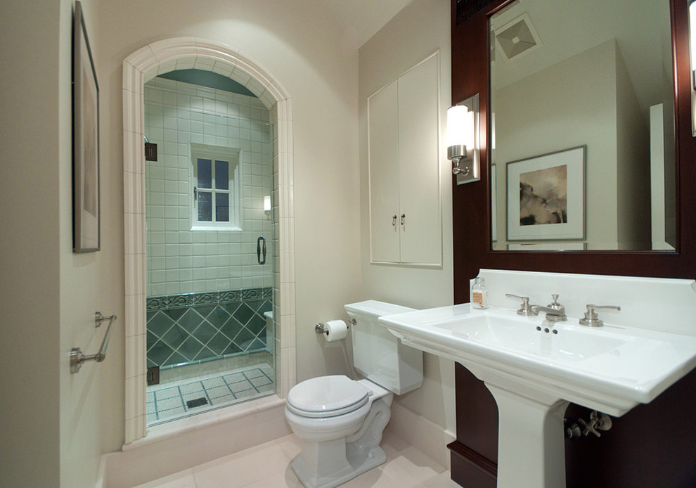 Immagine di una stanza da bagno chic con piastrelle in ceramica e lavabo a colonna