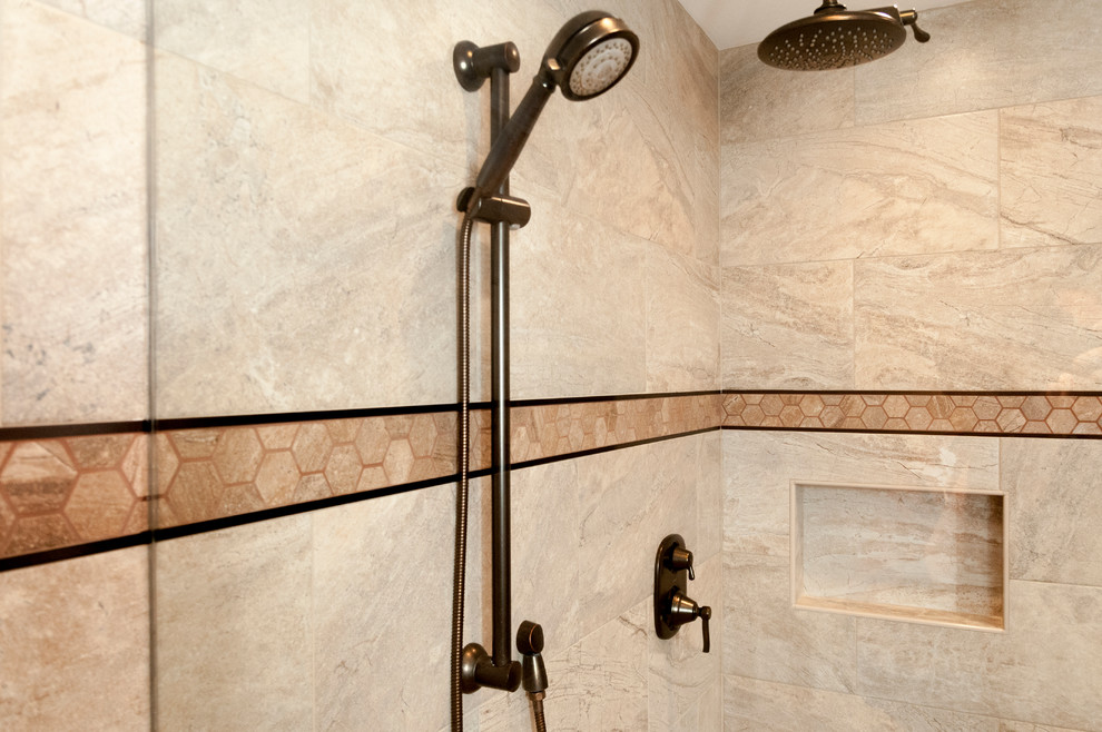 Esempio di una stanza da bagno padronale minimal di medie dimensioni con doccia ad angolo, piastrelle beige e pareti beige