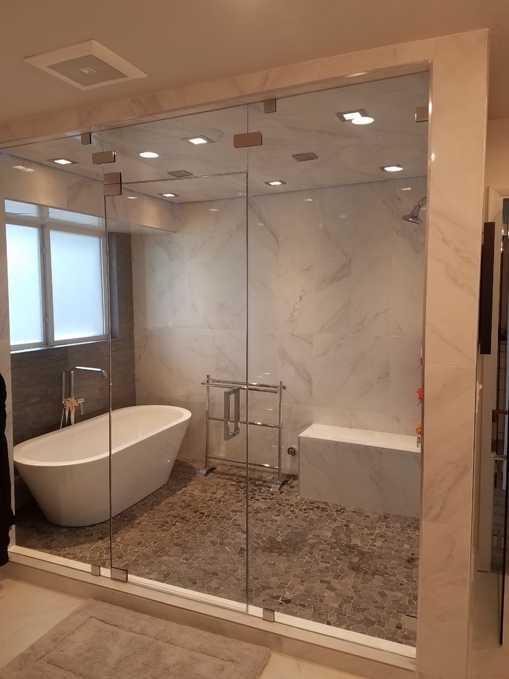 タンパにある広いコンテンポラリースタイルのおしゃれなマスターバスルーム (置き型浴槽、ダブルシャワー、白いタイル、磁器タイル、玉石タイル) の写真