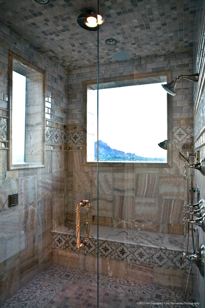 Immagine di una stanza da bagno padronale mediterranea di medie dimensioni con doccia alcova, WC monopezzo, pareti beige, pavimento in cementine, pavimento multicolore e porta doccia a battente