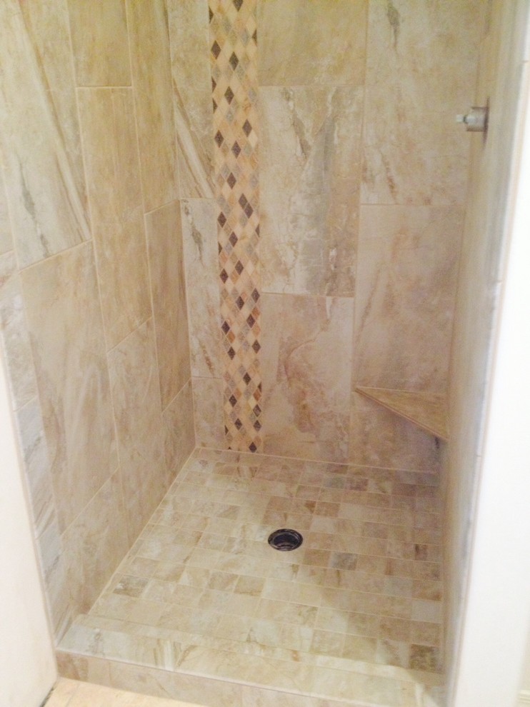 Inspiration för ett litet vintage badrum med dusch, med en öppen dusch, flerfärgad kakel, porslinskakel, vita väggar och travertin golv