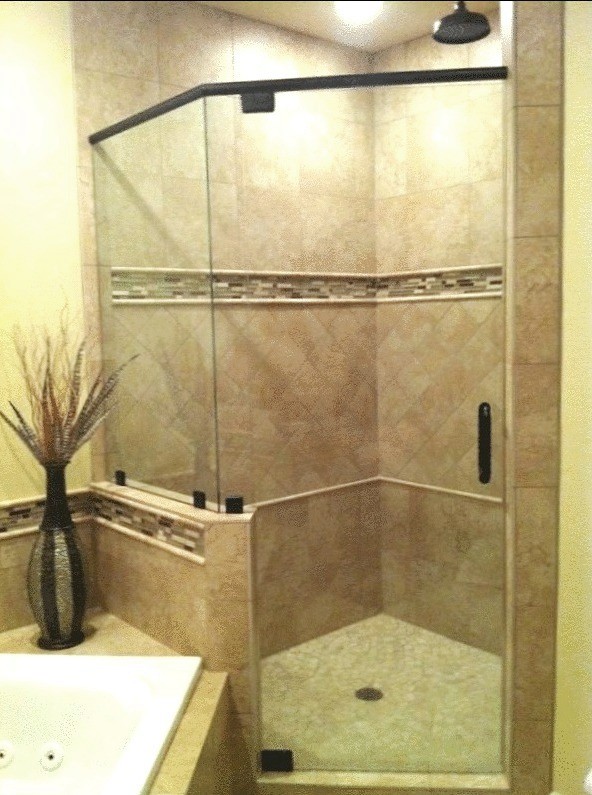 Diseño de cuarto de baño contemporáneo con baldosas y/o azulejos de porcelana