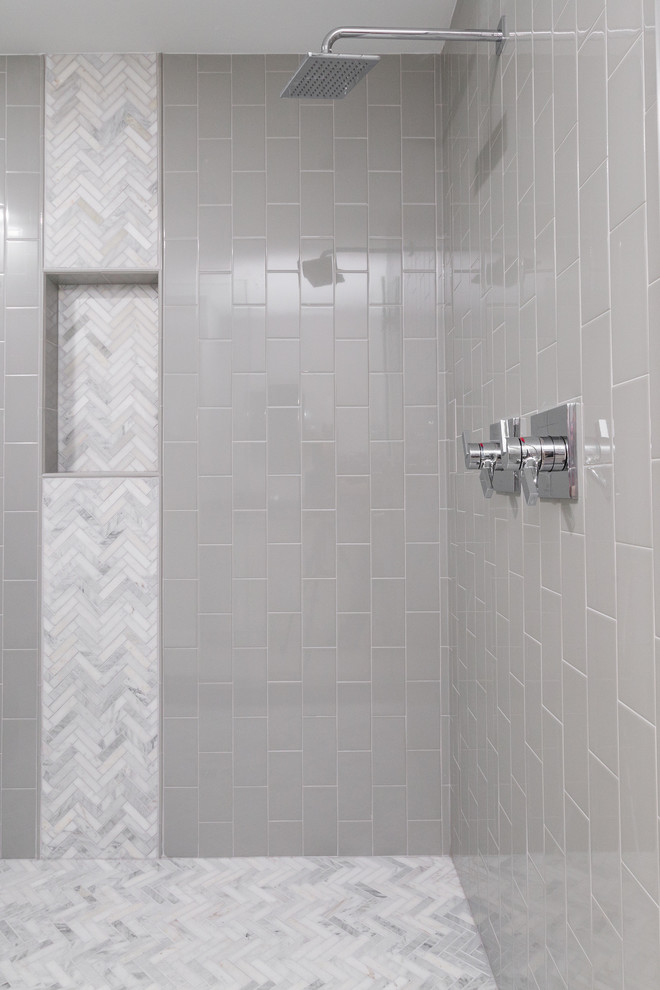 Foto di una grande stanza da bagno padronale tradizionale con doccia alcova, piastrelle grigie, pavimento con piastrelle a mosaico e pavimento bianco