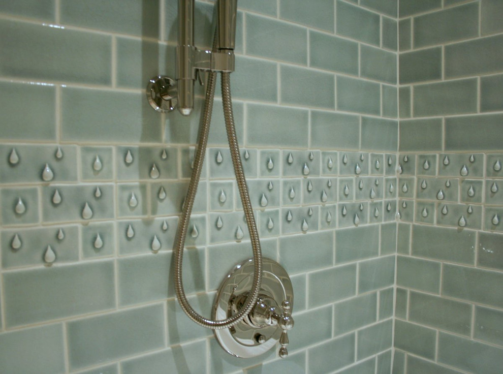Cette image montre une salle de bain traditionnelle de taille moyenne pour enfant avec un combiné douche/baignoire, un carrelage vert et un carrelage métro.