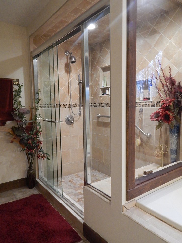 На фото: главная ванная комната среднего размера в классическом стиле с накладной ванной, душем в нише, бежевой плиткой, керамической плиткой, бежевыми стенами и полом из травертина с