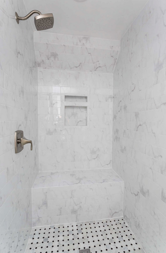 Foto på ett stort vintage en-suite badrum, med en dusch i en alkov, grå kakel, vit kakel, mosaikgolv, marmorkakel och svart golv