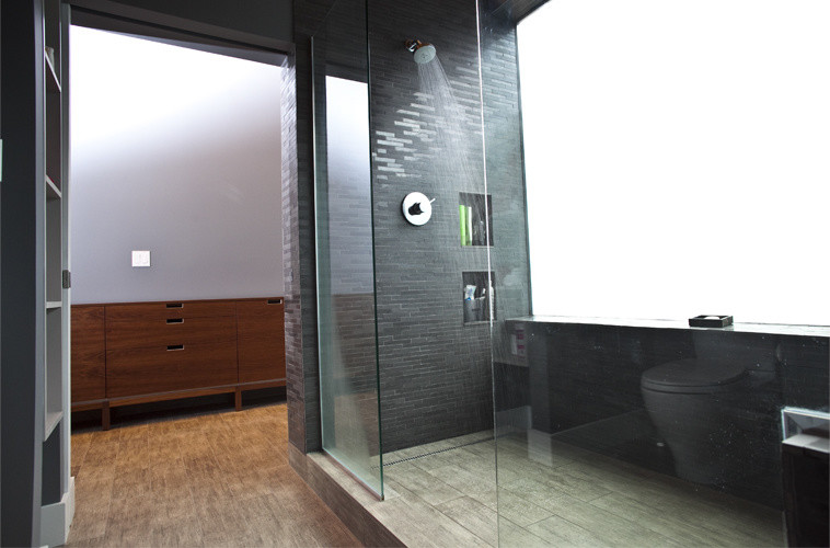 Inspiration för små moderna en-suite badrum, med en öppen dusch, grå väggar, möbel-liknande, skåp i mellenmörkt trä, en toalettstol med separat cisternkåpa, grå kakel, stickkakel, ljust trägolv och ett piedestal handfat