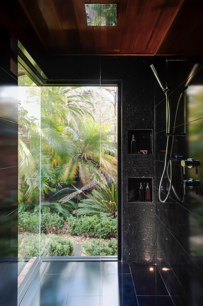 Kleines Modernes Badezimmer En Suite mit Aufsatzwaschbecken, flächenbündigen Schrankfronten, weißen Schränken, Waschtisch aus Holz, Eckdusche, Wandtoilette, schwarzen Fliesen, Mosaikfliesen, schwarzer Wandfarbe und Keramikboden in Sydney