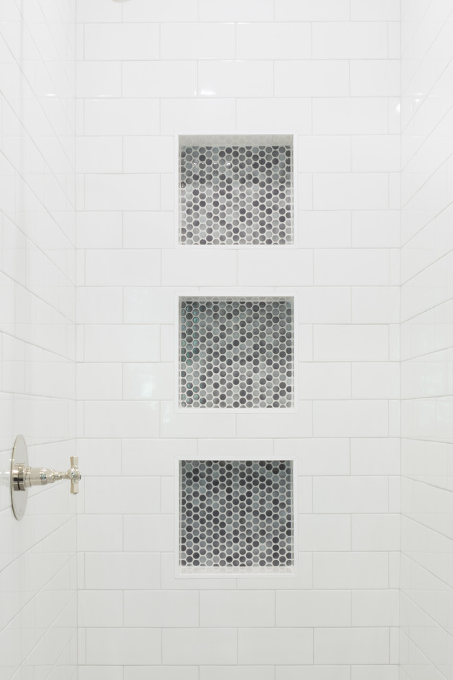 Exempel på ett stort klassiskt vit vitt badrum med dusch, med luckor med profilerade fronter, blå skåp, en dusch i en alkov, grå väggar, klinkergolv i porslin, ett undermonterad handfat, bänkskiva i kvarts, grått golv och dusch med gångjärnsdörr