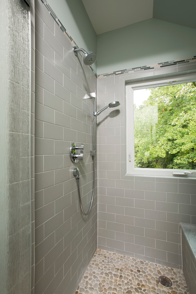 Пример оригинального дизайна: главная ванная комната в стиле неоклассика (современная классика) с душем в нише, серой плиткой, плиткой кабанчик, зелеными стенами и полом из галечной плитки