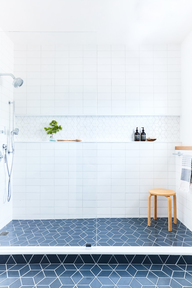 Пример оригинального дизайна: огромная главная ванная комната в стиле ретро с бежевыми фасадами, белой плиткой, керамической плиткой, белыми стенами, полом из керамической плитки, синим полом, открытым душем и белой столешницей