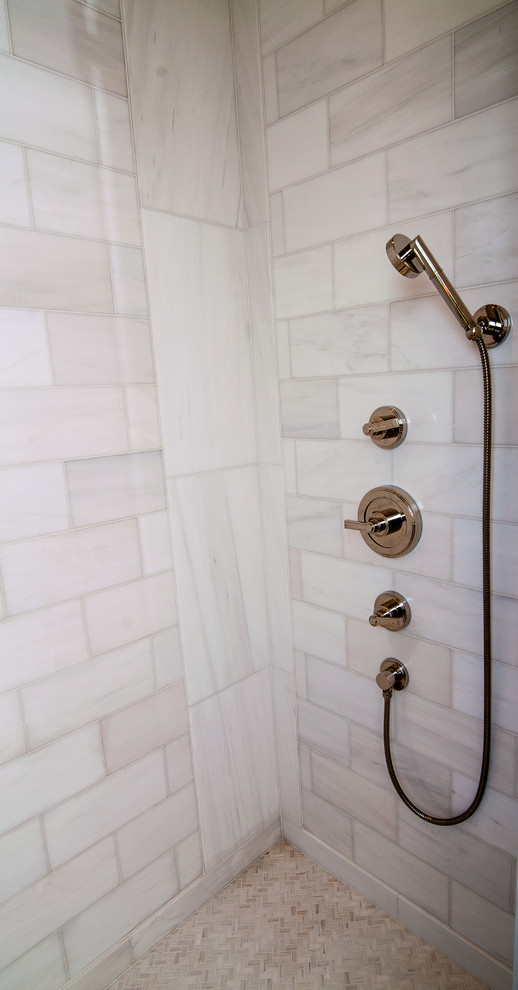 Свежая идея для дизайна: ванная комната среднего размера в классическом стиле с открытым душем, серой плиткой, плиткой кабанчик и полом из керамической плитки - отличное фото интерьера
