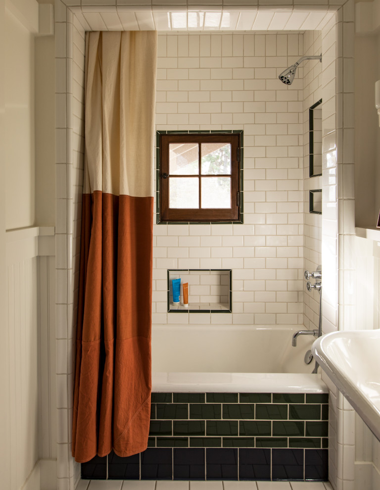 Modelo de cuarto de baño de estilo americano con bañera empotrada, ducha empotrada, baldosas y/o azulejos blancos, paredes blancas, suelo blanco, ducha con cortina y aseo y ducha