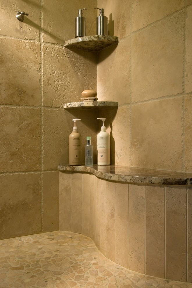 Modelo de cuarto de baño principal actual de tamaño medio con ducha abierta, baldosas y/o azulejos beige, baldosas y/o azulejos de piedra, paredes beige y suelo con mosaicos de baldosas
