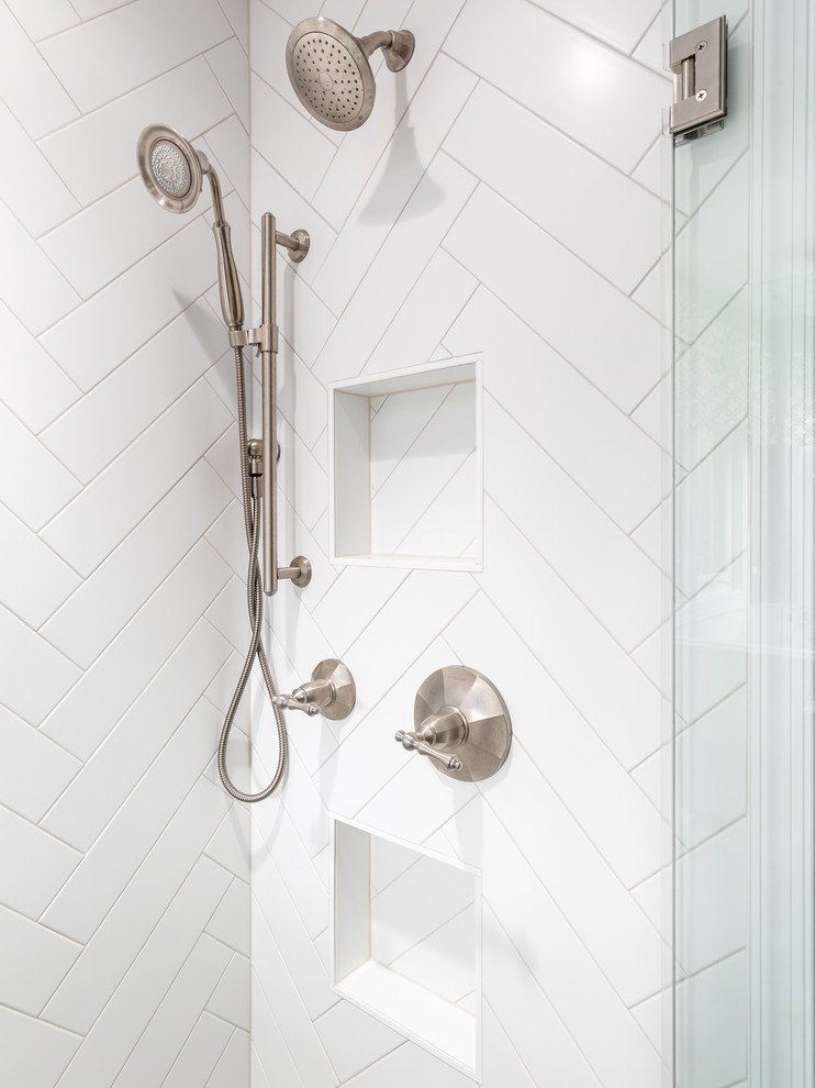 Exempel på ett mellanstort klassiskt vit vitt en-suite badrum, med luckor med profilerade fronter, vita skåp, en hörndusch, en toalettstol med separat cisternkåpa, blå väggar, ett undermonterad handfat, bänkskiva i kvartsit, brunt golv, dusch med gångjärnsdörr, ett platsbyggt badkar och klinkergolv i keramik